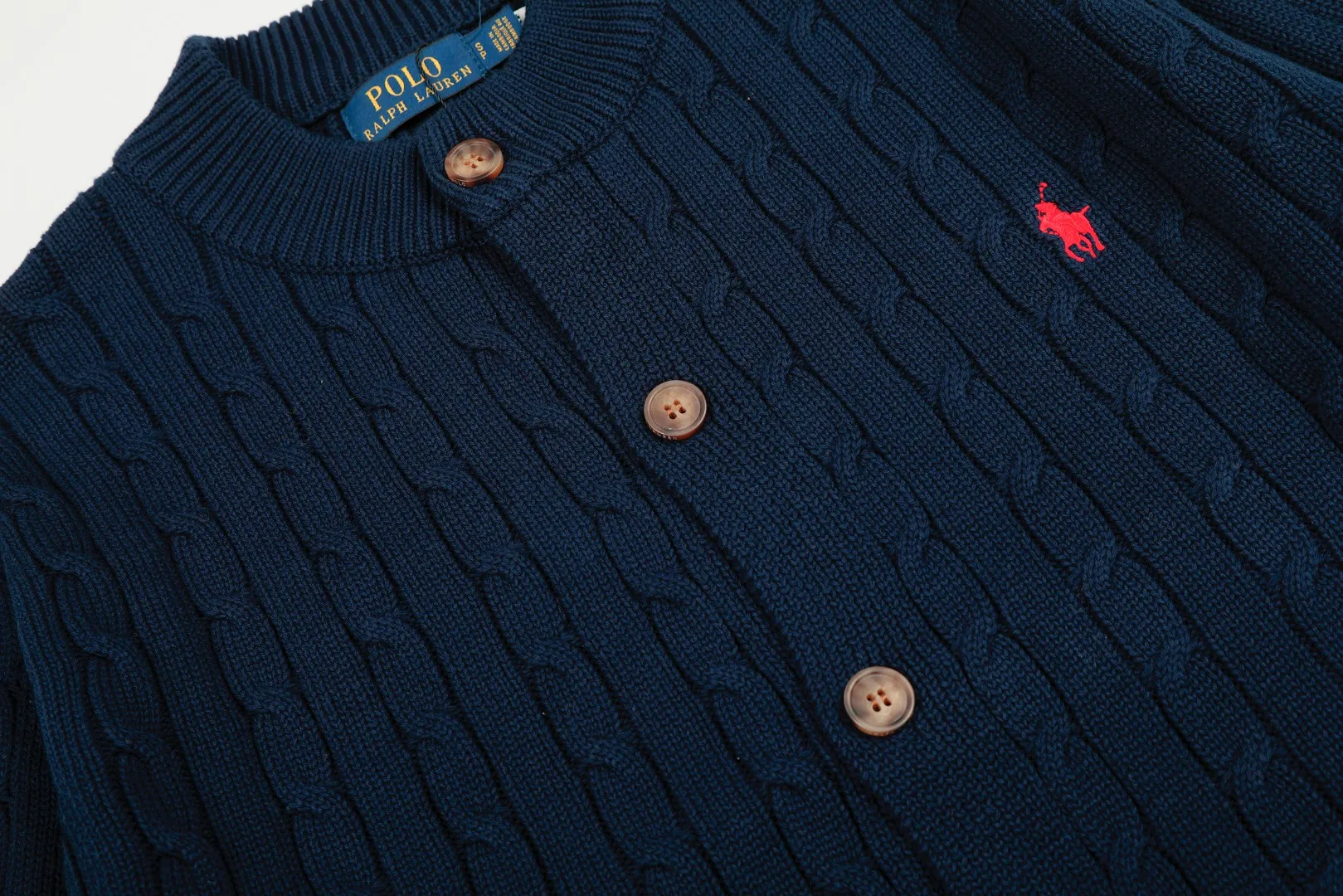 P250 Top quality" Style number: DS806# (not off the shelves all year round) [Ralph Lauren solid color pony embroidery logo male god style twist knitted cardigan] ✅Ralph Lauren Ralph Lauren classic basic versatile male god style round neck twist knitted cardigan jacket ✅Main supplier platform live broadcast Wholesale entities Replenish when out of stock Not off the shelf ✅ZP quality 1:1 version Scan the code to enter the GF website Counter quality ✅Detailed quality is the only one in Guangzhou. Imported quality veil, focusing on high-end, cost-effective, good quality needless to say. ✅The version restores the original order. The maximum size can be worn up to 200 pounds. Loose, comfortable and stress-free. ✅The upper body is simple and easy to match. A must-have for men. Good-looking clothes are never picky. A must-have for men's wardrobe. Size: S-XL. Color: Black, White, Gray, Khaki, Navy Blue, Gentleman's Lake Blue.